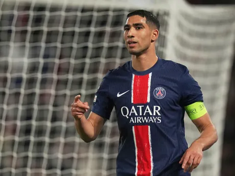Achraf Hakimi počas úvodného zápasu štvrťfinále Ligy majstrov Paríž St. Germain - Aston Villa.