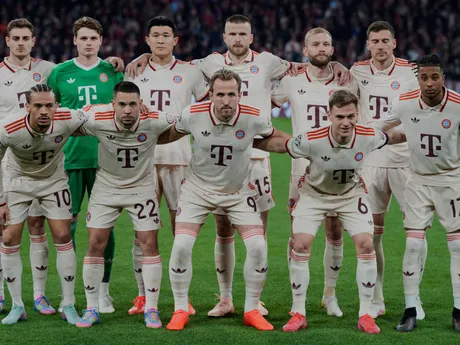 Hráči základnej jedenástky Bayernu Mníchov pózujú pred úvodným štvrťfinálovým zápasom Ligy majstrov vo futbale FC Bayern Mníchov - Inter Miláno.