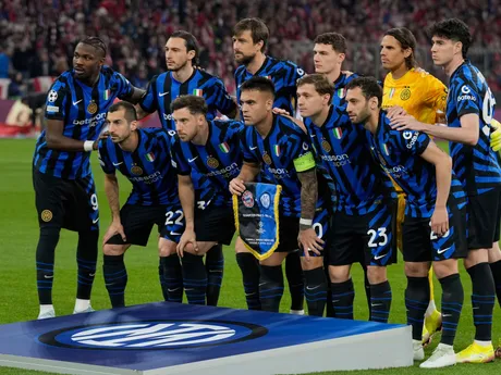 Hráči základnej jedenástky Interu Miláno pózujú pred úvodným štvrťfinálovým zápasom Ligy majstrov vo futbale FC Bayern Mníchov - Inter Miláno.