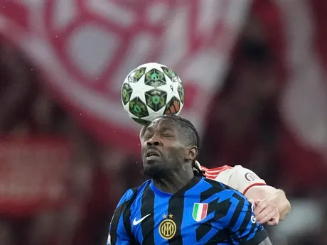 Futbalista Bayernu Mníchov Eric Dier (v pozadí) a hráč Interu Miláno Marcus Thuram bojujú o loptu počas úvodného štvrťfinálového zápasu Ligy majstrov FC Bayern Mníchov - Inter Miláno.