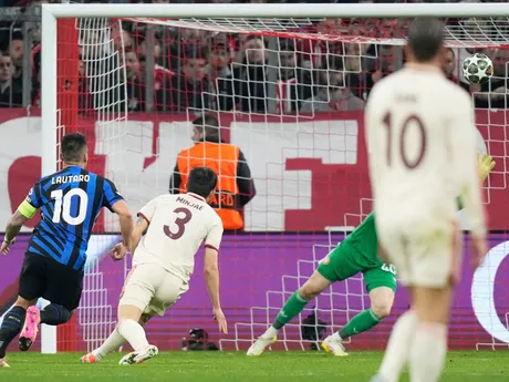 Útočník Interu Lautaro Martinez (10) strieľa gól počas úvodného štvrťfinálového zápasu Ligy majstrov FC Bayern Mníchov - Inter Miláno.