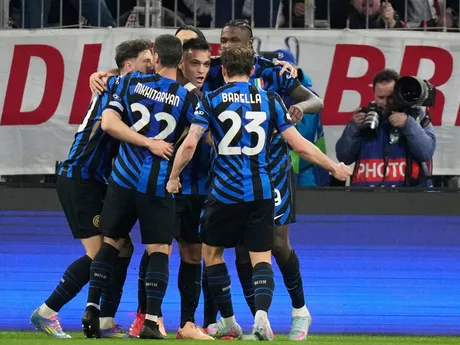 Futbalisti Interu oslavujú gól počas úvodného štvrťfinálového zápasu Ligy majstrov FC Bayern Mníchov - Inter Miláno.