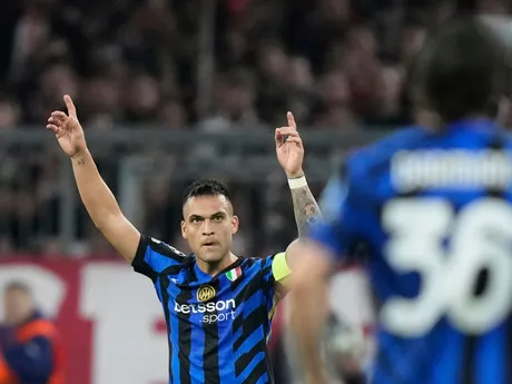 Útočník Interu Lautaro Martinez oslavuje gól počas úvodného štvrťfinálového zápasu Ligy majstrov FC Bayern Mníchov - Inter Miláno.