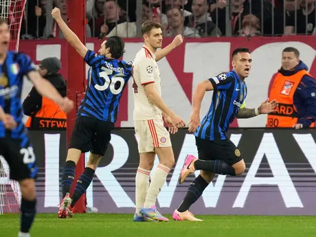Útočník Interu Lautaro Martinez (vpravo) oslavuje gól počas úvodného štvrťfinálového zápasu Ligy majstrov FC Bayern Mníchov - Inter Miláno.