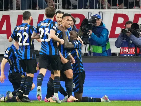 Futbalisti Interu oslavujú gól počas úvodného štvrťfinálového zápasu Ligy majstrov FC Bayern Mníchov - Inter Miláno.