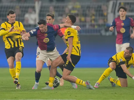 Robert Lewandowski a Felix Nmecha počas odvety štvrťfinále Ligy majstrov medzi Borussia Dortmund - FC Barcelona.