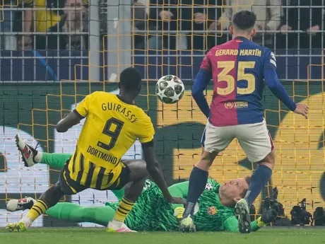 Wojciech Szczesny a Serhou Guirassy počas odvety štvrťfinále Ligy majstrov medzi Borussia Dortmund - FC Barcelona.