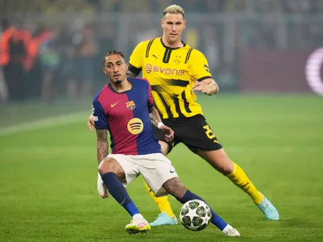 Raphinha a Niklas Süle počas odvety štvrťfinále Ligy majstrov medzi Borussia Dortmund - FC Barcelona.