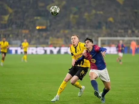 Gerard Martin a Maximilian Beier počas odvety štvrťfinále Ligy majstrov medzi Borussia Dortmund - FC Barcelona.