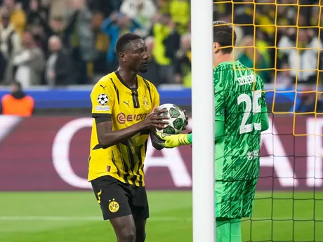 Wojciech Szczesn a Serhou Guirassy počas odvety štvrťfinále Ligy majstrov medzi Borussia Dortmund - FC Barcelona.