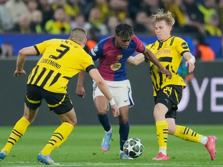 Lamine Yamal, Waldemar Anton a Daniel Svensson počas odvety štvrťfinále Ligy majstrov medzi Borussia Dortmund - FC Barcelona.