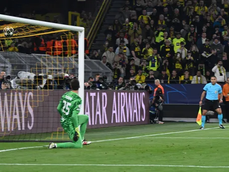Wojciech Szczesny inkasuje gól počas odvety štvrťfinále Ligy majstrov medzi Borussia Dortmund - FC Barcelona.