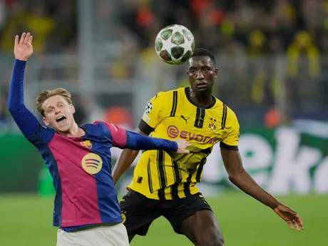Frenkie de Jong a Serhou Guirassy počas odvety štvrťfinále Ligy majstrov medzi Borussia Dortmund - FC Barcelona.