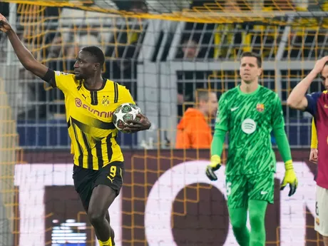 Serhou Guirassy oslavuje gól počas odvety štvrťfinále Ligy majstrov medzi Borussia Dortmund - FC Barcelona.