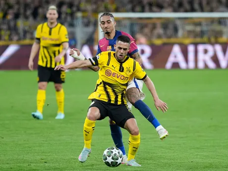 Yan Couto a Raphinha počas odvety štvrťfinále Ligy majstrov medzi Borussia Dortmund - FC Barcelona.