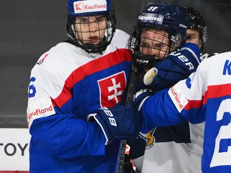 Lukáš Tomka (vľavo) a Eetu Orpana v zápase Slovensko - Fínsko na MS v hokeji do 18 rokov 2025.