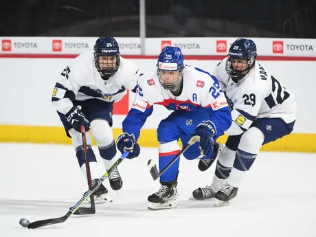 Zľava Lasse Boelius, Ján Chovan a Aapo Vanninen v zápase Slovensko - Fínsko na MS v hokeji do 18 rokov 2025.