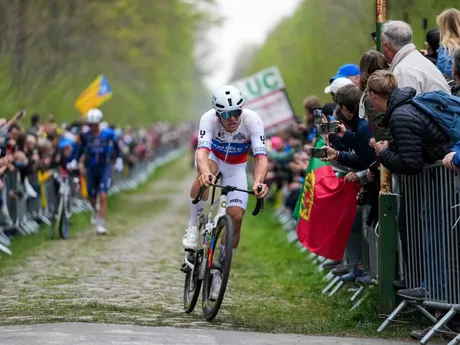 Slovenský cyklista Lukáš Kubiš počas pretekov Paríž - Roubaix 2025. 