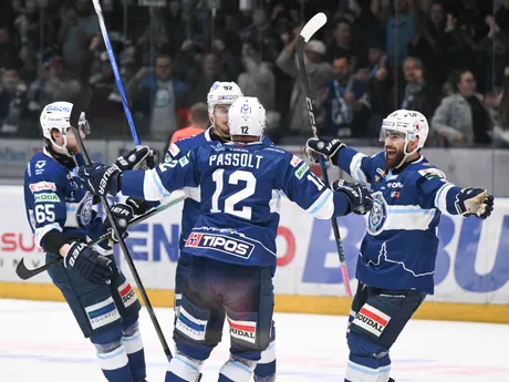 radosť hráčov Nitry po úvodnom góle v treťom zápase finále play off Tipos extraligy medzi HK Nitra a HC Košice 