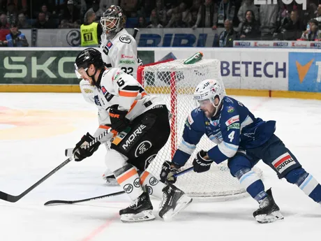 zľava Blake Parlett (Košice) a Jaedon Descheneau (Nitra)