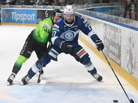 zľava Daniel Gachulinec (Žilina), Martin Vitáloš (Nitra) a Connor Lacouvée (Žilina)