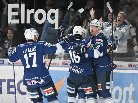 radosť hráčov Nitry po úvodnom góle v piatom zápase semifinale play off Tipos extraligy  HK Nitra - DOXXbet Vlci Žilina 