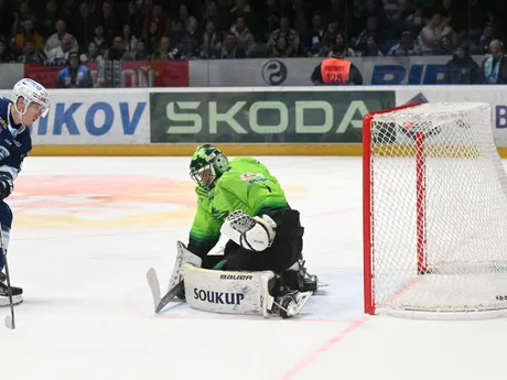 zľava Hugo Kováč (Nitra) a brankár Connor Lacouvée (Žilina) 