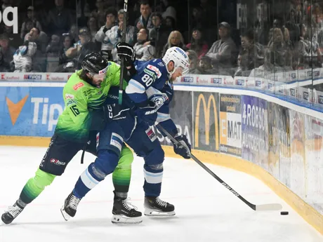 zľava Brenden Miller (Žilina) a Tomáš Hrnka (Nitra) 