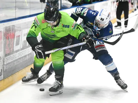 zľava Daniel Tkáč (Žilina) a Dávid Okoličány (Nitra) 