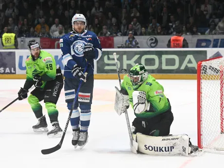 zľava Daniel Gachulinec (Žilina), Jadeon Descheneau (Nitra) a brankár Connor Lacouvée (Žilina)