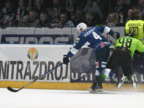zľava Jaedon Descheneau (Nitra) a Daniel Gachulinec (Žilina)