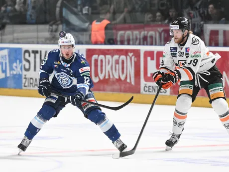 Zľava Josh Passolt (Nitra) a Brett Pollock (Košice) v šiestom zápase finále play-off Tipos extraligy HK Nitra - HC Košice.