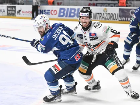 Zľava Robert Jackson (Nitra) a Blake Parlett (Košice) v šiestom zápase finále play-off Tipos extraligy HK Nitra - HC Košice.