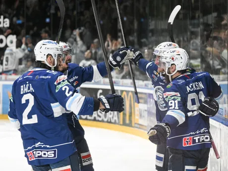 Radosť hráčov Nitry po úvodnom góle v šiestom zápase finále play-off Tipos extraligy HK Nitra - HC Košice.