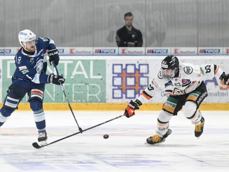 Zľava Jaedon Descheneau (Nitra) a Patrik Lamper (Košice) v šiestom zápase finále play-off Tipos extraligy HK Nitra - HC Košice.