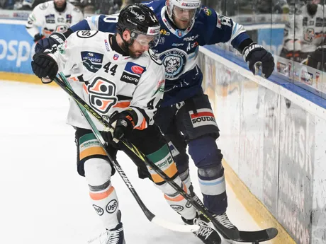 Zľava Mislav Rosandič (Košice) a Tomáš Hrnka (Nitra) v šiestom zápase finále play-off Tipos extraligy medzi HK Nitra - HC Košice.
