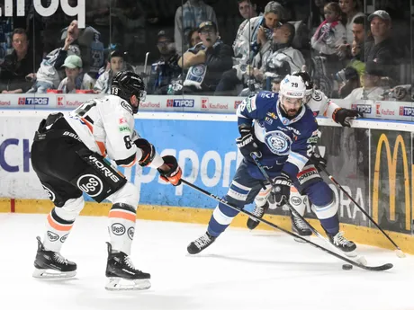 Zľava Jakub Ferenc (Košice) a Sahir Gill (Nitra) v šiestom zápase finále play-off Tipos extraligy HK Nitra - HC Košice.