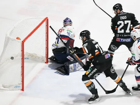 Tomáš Zigo prekonáva brankára Pavla Kantora v dueli HC Košice - HKM Zvolen v prvom zápase semifinále play-off Tipos extraligy.
