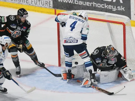 Brankár Jaroslav Janus (Košice) inkasuje prvý gól v piatom zápase finále play off hokejovej Tipos extraligy HC Košice - HK Nitra.