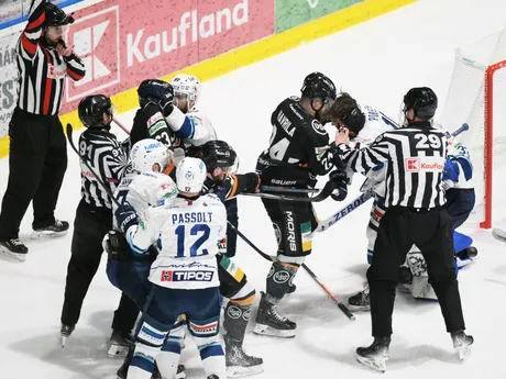 šarvátka v prvom zápase finále play off hokejovej Tipos extraligy medzi HC Košice – HK Nitra