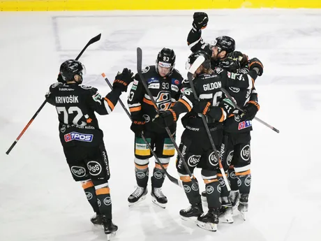 Tomáš Zigo sa so spoluhráčmi teší po strelenom góle v dueli HC Košice - HKM Zvolen v prvom zápase semifinále play-off Tipos extraligy.