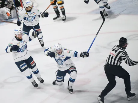 Hráči Nitry sa tešia z gólu v piatom zápase finále play off hokejovej Tipos extraligy HC Košice - HK Nitra.
