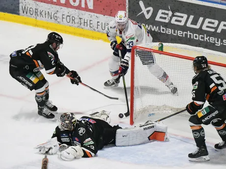 Na snímke uprostred brankár Jaroslav Janus (Košice) a v pozadí uprostred Matej Macek (Zvolen) v piatom zápase semifinále play off hokejovej Tipos extraligy HC Košice – HKM Zvolen.