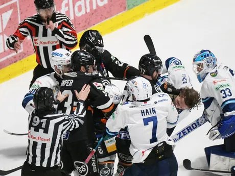 šarvátka v prvom zápase finále play off hokejovej Tipos extraligy medzi HC Košice – HK Nitra