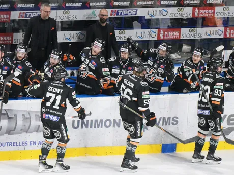 Košickí hokejisti sa tešia po strelenom góle v dueli HC Košice - HKM Zvolen v prvom zápase semifinále play-off Tipos extraligy.