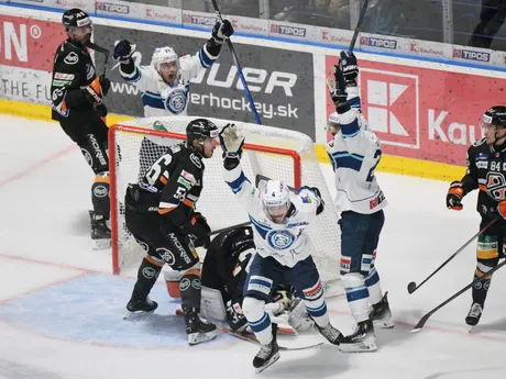 Hráči Nitry sa tešia z gólu v piatom zápase finále play off hokejovej Tipos extraligy HC Košice - HK Nitra.