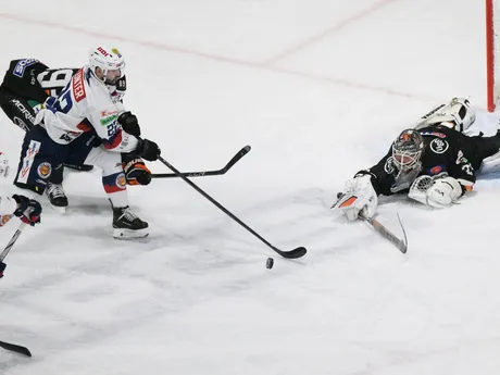 Na snímke vpravo brankár Jaroslav Janus (Košice) a druhý zľava Lukáš Lunter (Zvolen) v piatom zápase semifinále play off hokejovej Tipos extraligy HC Košice – HKM Zvolen.