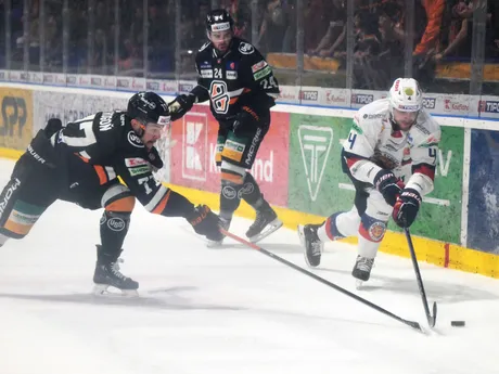 Patrik Rogoň (vľavo) a Kristofers Bindulis v dueli HC Košice - HKM Zvolen v prvom zápase semifinále play-off Tipos extraligy.