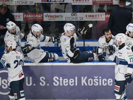 Hráči Nitry sa tešia na striedačke z gólu v piatom zápase finále play off hokejovej Tipos extraligy HC Košice - HK Nitra. 