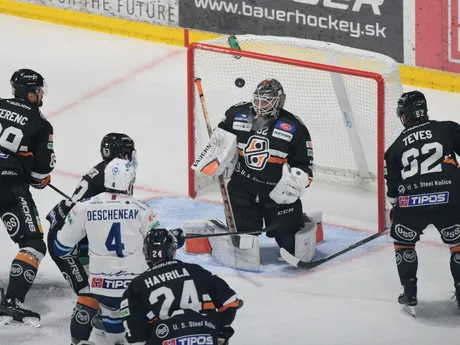 druhý sprava brankár Košíc Jaroslav Janus v siedmom zápase finále
